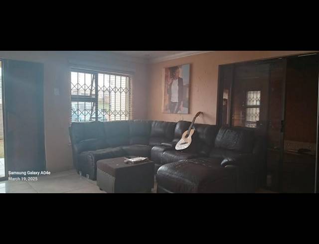 2 BEDROOM TOWNHOUSE FOR SALE IN BOTLENG EXT 4